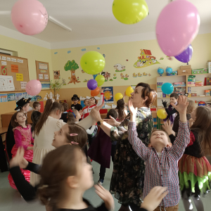 Uczniowie bawią się balonami w czasie zabawy karnawałowej. Kliknięcie na zdjęcie spowoduje jego powiększenie do rozmiaru oryginalnego.