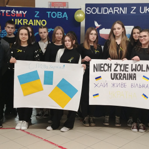 Plakaty wykonane przez uczniów w ramach akcji "Solidarni z Ukrainą". Kliknięcie na zdjęcie spowoduje jego powiększenie do rozmiaru oryginalnego.