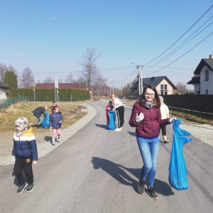 Uczniowie kl. II b biorący udział w akcji "Posprzątaj z nami Małopolskę"