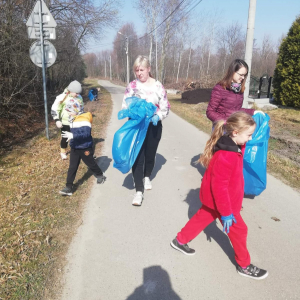 Uczniowie kl. II b biorący udział w akcji "Posprzątaj z nami Małopolskę"