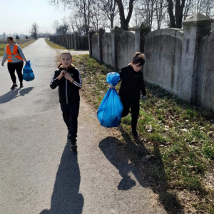 Uczniowie kl. II b biorący udział w akcji "Posprzątaj z nami Małopolskę"