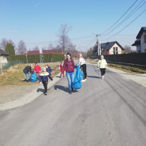 Uczniowie kl. II b biorący udział w akcji "Posprzątaj z nami Małopolskę"