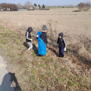 Uczniowie kl. II b biorący udział w akcji "Posprzątaj z nami Małopolskę"