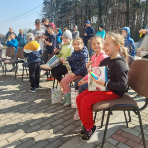 Uczniowie kl. II b biorący udział w akcji "Posprzątaj z nami Małopolskę"