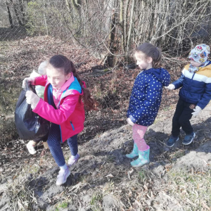 Uczniowie kl. II b biorący udział w akcji "Posprzątaj z nami Małopolskę"