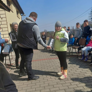 Uczniowie kl. II b biorący udział w akcji "Posprzątaj z nami Małopolskę"