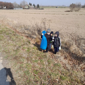 Uczniowie kl. II b biorący udział w akcji "Posprzątaj z nami Małopolskę"