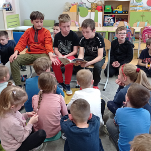 Projekt edukacyjny "ABC dobrego wychowania"-uczniowie kl. V a w oddziale przedszkolnym w Szczurowej