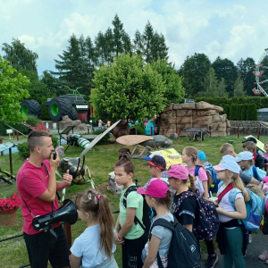 Uczniowie kl. I-II zwiedzają Park Owadów w Zatorlandzie. Przewodnik pokazuje im makiety różnych owadów. Kliknięcie na zdjęcie spowoduje powiększenie go do rozmiarów oryginalnych.