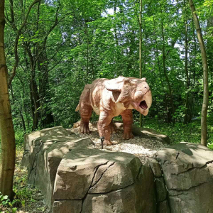 Prark Rozrywki Zatorland. Na pierwszym planie makieta dinozrura. Kliknięcie na zdjęcie spowoduje powiększenie go do rozmiarów oryginalnych.