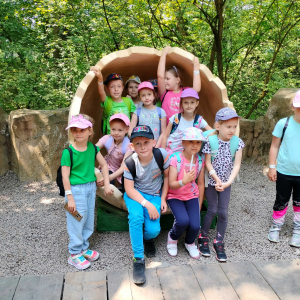 Uczniowie kl. I b na wycieczce w Parku Dinozaurów. Dzieci siedzą w makiecie pękniętego jaja dinozaura. Kliknięcie na zdjęcie spowoduje powiększenie go do rozmiarów oryginalnych.  