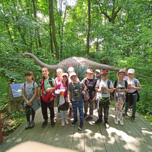 Uczniowie kl. I a w Parku Dinozaurów w Zatorlandzie. W tle makieta Dinozaura. Kliknięcie na zdjęcie spowoduje powiększenie go do rozmiarów oryginalnych.