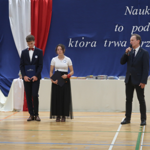 Przemówienie Senatrora pana profesora Włodzimierza Bernackiego. Towarzyszy mu pani Dyrektor Joanna Ozorka-Krawczyk i uczniowie. Kliknięcie na zdjęcie spowoduje jego powiększenie do rozmiaru rzeczywistego.