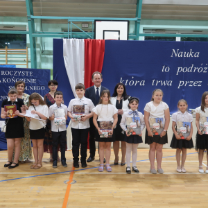 Wyróżnieni uczniowie kl. III a z wychowawcą panią Dorotą Gargul, panią Beatą Czachurską-Hełpą oraz Senatorem panem prof. Włodzimierzem Bernackim i panią Dyrektor Joanną Ozorką-Krawczyk. Dzieci trzymają świadectwa z paskiem i nagrody książkowe. Kliknięcie na zdjędie spowoduje jego powiększenie do rozmiaru oryginalnego.