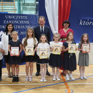 Wyróżnieni uczniowie kl. II a z wychowawcą panią  Bożeną Łuciów oraz Senatorem panem prof. Włodzimierzem Bernackim i Dyrektor Joanną Ozorką-Krawczyk. Dzieci trzymają świadectwa z paskiem i nagrody książkowe. Kliknięcie na zdjęcie spowoduje jego powiększenie do rozmiaru rzeczywistego.