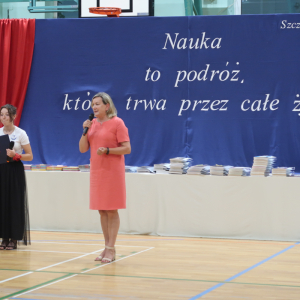 Przemówienie pani Poseł Józefy Szczurek-Żelazko. W tle dekoracja obok ósmoklasiści. Kliknięcie na zdjęcie spowoduje jego powiększenie do rozmiaru oryginalnego.