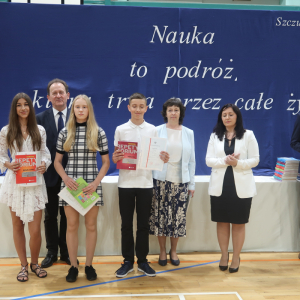 Wyróżnieni uczniowie kl. VII z wychowawcą panią Beatą Rosą oraz Senatorem panem prof. Włodzimierzem Bernackim i Panią Dyrektor Joanną Ozorką-Krawczyk. Dzieci trzymają świadectwa z paskiem i nagrody książkowe. Kliknięcie na zdjędie spowoduje jego powiększenie do rozmiaru oryginalnego.