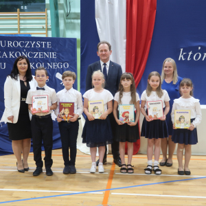 Wyróżnieni uczniowie kl. II b z wychowawcą panią Renatą Caban oraz Senatorem panem prof. Włodzimierzem Bernackim i Panią Dyrektor Joanną Ozorką-Krawczyk. Dzieci trzymają świadectwa z paskiem i nagrody książkowe. Kliknięcie na zdjędie spowoduje jego powiększenie do rozmiaru oryginalnego.