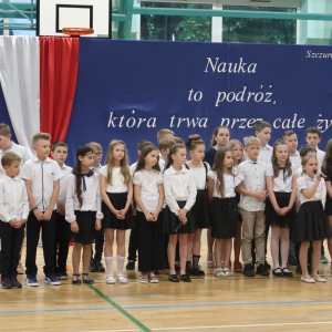 Występ artystyczny uczniów Zespołu Szkół w Szczurowej. W tle dekoracja. Kliknięcie na zdjęcie spowoduje jego powiększenie do rozmiaru oryginalnego.