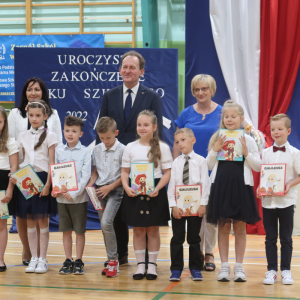 Wyróżnieni uczniowie kl. I a z wychowawcą panią Iwoną Czesak oraz Senatorem panem prof. Włodzimierzem Bernackim i panią Dyrektor Joanną Ozorką-Krawczyk. Dzieci trzymają świadectwa z paskiem i nagrody książkowe. Kliknięcie na zdjęcie spowoduje jego powiększenie do rozmiaru oryginalnego.