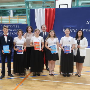 Wyróżnieni uczniowie kl. VIII b z wychowawcą panią Ewą Borowiec oraz Senatorem panem prof. Włodzimierzem Bernackim i Panią Dyrektor Joanną Ozorką-Krawczyk. Uczniowie trzymają świadectwa z paskiem i nagrody książkowe. Kliknięcie na zdjędie spowoduje jego powiększenie do rozmiaru oryginalnego.