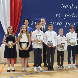 Wyróżnieni uczniowie kl. V a z wychowawcą panią Justyną Turaczy oraz Senatorem panem prof. Włodzimierzem Bernackim. Dzieci trzymają świadectwa z paskiem i nagrody książkowe. Kliknięcie na zdjędie spowoduje jego powiększenie do rozmiaru oryginalnego.