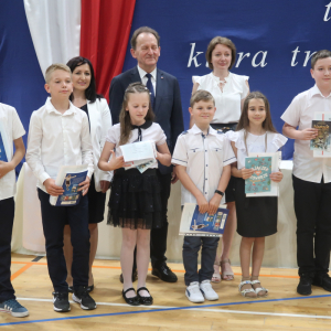 Wyróżnieni uczniowie kl. IV b z wychowawcą panią Małgorzatą Tracz, Dyrektor Joanną Ozorką-Krawczyk oraz Senatorem panem prof. Włodzimierzem Bernackim. Dzieci trzymają świadectwa z paskiem i nagrody książkowe. Kliknięcie na zdjędie spowoduje jego powiększenie do rozmiaru oryginalnego.