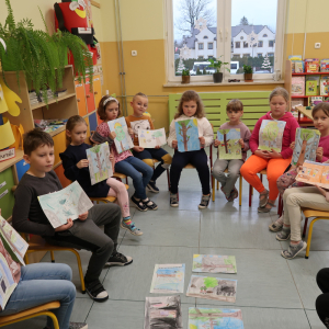 Uczniowie kl. I b. Dzieci z rysunkami dot. treści książki  "Drzewo do samego niebe". Kliknięcie na zdjęcie spowoduje jego powiększenie do rozmiaru oryginalnego.