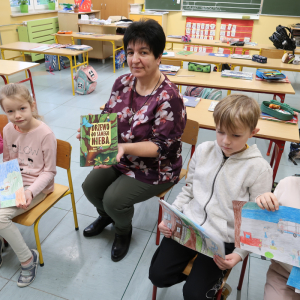 Uczniowie kl. I b. Dzieci z rysunkami dot. treści książki  "Drzewo do samego niebe". Kliknięcie na zdjęcie spowoduje jego powiększenie do rozmiaru oryginalnego.