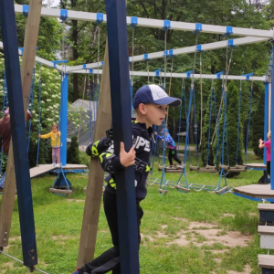 Przedszkolaki z Rudy Rysia w Parku Dinozatorland. Dzieci bawią się w parku lionowy. Kliknięcie na zdjęcie spowoduje jego powiększenie do rozmiaru oryginalnego.