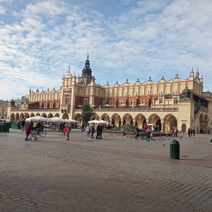 Uczniowie Zespołu Szkół w Szczurowej na wycieczce do Krakowa. Młodzież zgromadzona przed Sukiennicami. Towarzyszy jej pani przewodnik i nauczyciele. Kliknięcie na zdjęcie spowoduje jego powiększenie do rozmiaru oryginalnego.