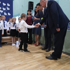 Wójt Gminy Szczurowa wraz z przedstawicielem władz gminy wręcza uczniom kl. I okolicznościowe upominki. Kliknięcie na zdjęcie spowoduje jego powiększenie do rozmiaru oryginalnego.