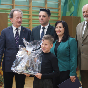 Laureat konkursu "Mój sąsiad las" w towarzystwie przedstawicieli Ministerstwa Edukacji i Nauki, Wójta Gminy Szczurowa, Dyrektora Zespołu Szkół w Szczurowej oraz przedstawiciela nadleśnictwa. Kliknięcie na zdjęcie spowoduje jego powiększenie do rozmiaru oryginalnego.