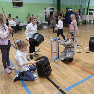 Uczniowie kl. I-III uczestniczą w warsztatach w hali sportowej. Dzieci grają na instrumentach. Uczniowie kl. I-III uczestniczą w warsztatach ze zjawisk iluzorycznych w hali Zespołu Szkół w Szczurowej.  Kliknięcie na zdjęcie spowoduje jego powiększenie do rozmiaru oryginalnego.