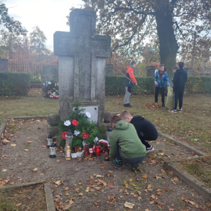 Uczniowie kl. 6a zapalają znicze przed grobami na Cmentarzu w Szczurowej. Kliknięcie na zdjęcie spowoduje jego powiększenie do rozmiaru oryginalnego.