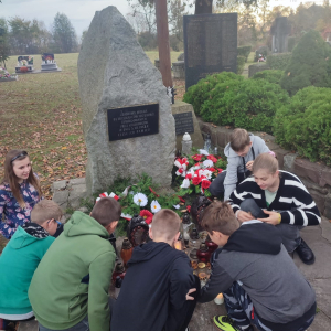 Uczniowie kl. 6a zapalają znicze przed grobami na Cmentarzu w Szczurowej. Kliknięcie na zdjęcie spowoduje jego powiększenie do rozmiaru oryginalnego.