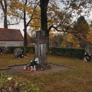 Groby żołnierskie na Cmentarzu w Szczurowej posprzątane i udekorowane przez uczniów Zespołu Szkół w Szczurowej. Kliknięcie na zdjęcie spowoduje jego powiększenie do rozmiaru oryginalnego.