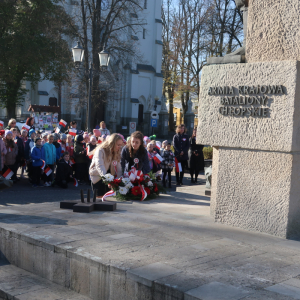 Uczniowie Zespołu Szkół w Szczurowej przed pomnikiem ofiar I i II wojny światowej na rynku w Szczurowej. Kliknięcie na zdjęcie spowoduje jego powiększenie do rozmiaru oryginalnego.