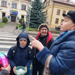 Uczniowie kl. 5  b wraz z wychowawcą egzaminują spotkanych na drodze mieszkańców Szczurowej. Dzieci ubrane w ciepłe jesienne ubrania rozdają karteczki z działaniami matematycznymi. Kliknięcie na zdjęcie spowoduje jego powiększenie do rozmiaru oryginalnego.