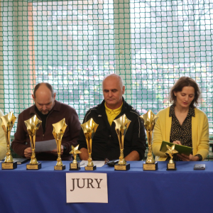 Jury szkolnego "Mam talent". Osoby oceniające uczestników siedzą przy stole. Wśród nich: Wicedyrektor Dorota Gurgul, pan Michał Pastuch, Przewodnicząca Rady Rodziców Małgorzata Rosa, pani Dorota Bieniek-Przepiórka oraz pan Robert Dzień. Kliknięcie na zdjęcie spowoduje jego powiększenie do rozmiaru oryginalnego.