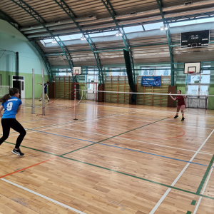 Młodzież ze szkół podstawowych rozgrywa na hali sportowej w Zespole Szkół w Szczurowej zawody w badmintonie. Kliknięcie na zdjęcie spowoduje jego powiększenie do rozmiaru oryginalnego.