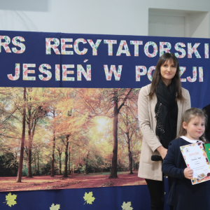 Wręczanie nagród laureatom, wyróżnionym i uczestniczącym w konkursie. Wręcza je pani Wicedyrektor Dorota Gurgul. Kliknięcie na zdjęcie spowoduje jego powiększenie do rozmiaru oryginalnego.