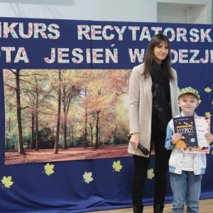 Wręczanie nagród laureatom, wyróżnionym i uczestniczącym w konkursie. Wręcza je pani Wicedyrektor Dorota Gurgul. Kliknięcie na zdjęcie spowoduje jego powiększenie do rozmiaru oryginalnego.