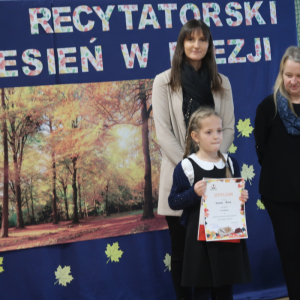 Wręczanie nagród laureatom, wyróżnionym i uczestniczącym w konkursie. Wręcza je pani Wicedyrektor Dorota Gurgul. Kliknięcie na zdjęcie spowoduje jego powiększenie do rozmiaru oryginalnego.