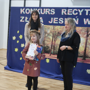 Wręczanie nagród laureatom, wyróżnionym i uczestniczącym w konkursie. Wręcza je pani Wicedyrektor Dorota Gurgul. Kliknięcie na zdjęcie spowoduje jego powiększenie do rozmiaru oryginalnego.