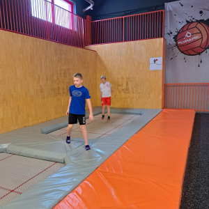 Dwóch chłopców skacze na trampolinie. Kliknięcie na zdjęcie spowoduje jego powiększenie do rozmiaru oryginalnego.