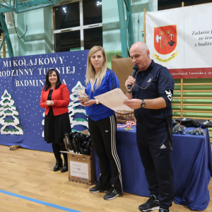 Nauczyciel wychowania fizycznego podsumowuje Mikołajkowy Rodzinny Turniej w badmintona. Towarzyszy mu nauczycielka wychowania fizycznego i pani Dyrektor Joanna Ozorka-Krawczyk. Kliknięcie na zdjęcie spowoduje jego powiększenie do rozmiaru oryginalnego.