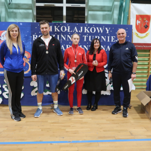 Uczennica kl. 8 wraz z opiekunem stoją z medalami na szyi i nagrodami. Obok pani Dyrektor Joanna Ozorka-Krawczyk i nauczycielka wychowania fizycznego. Kliknięcie na zdjęcie spowoduje jego powiększenie do rozmiaru oryginalnego.