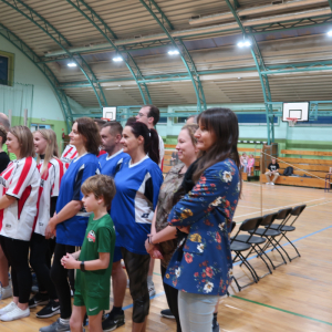 Inauguracja Mikołajkowego Rodzinnego Turnieju Badmintona w Zespole Szkół w Szczurowej. Na hali gimnastycznej: Wójt Szczurowej pan Zbigniew Moskal, Dyrektor Joanna Ozorka-Krawczyk, nauczyciele wychowania fizycznego pani Katarzyna Biedrońska i Robert Dzień. Ponadto nauczyciele oraz rodzice wraz uczniami Zespołu Szkół w Szczurowej. Kliknięcie na zdjęcie spowoduje jego powiększenie do rozmiaru oryginalnego.