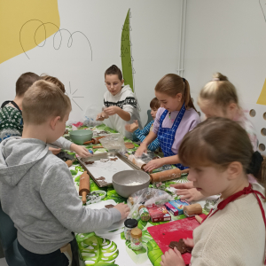 Uczniowie kl. 3 wałkują ciasto piernikowe i wycinają z niego ciasteczka. Kliknięcie na zdjęcie spowoduje jego powiększenie do rozmiaru oryginalnego.